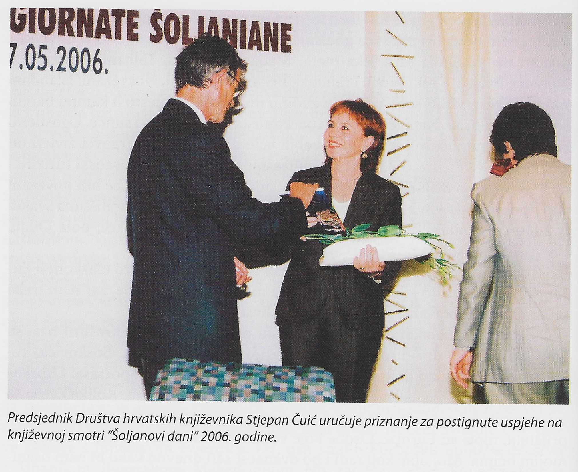 Stjepan Čuić uručuje nagradu na Šoljanovim danima 2006.