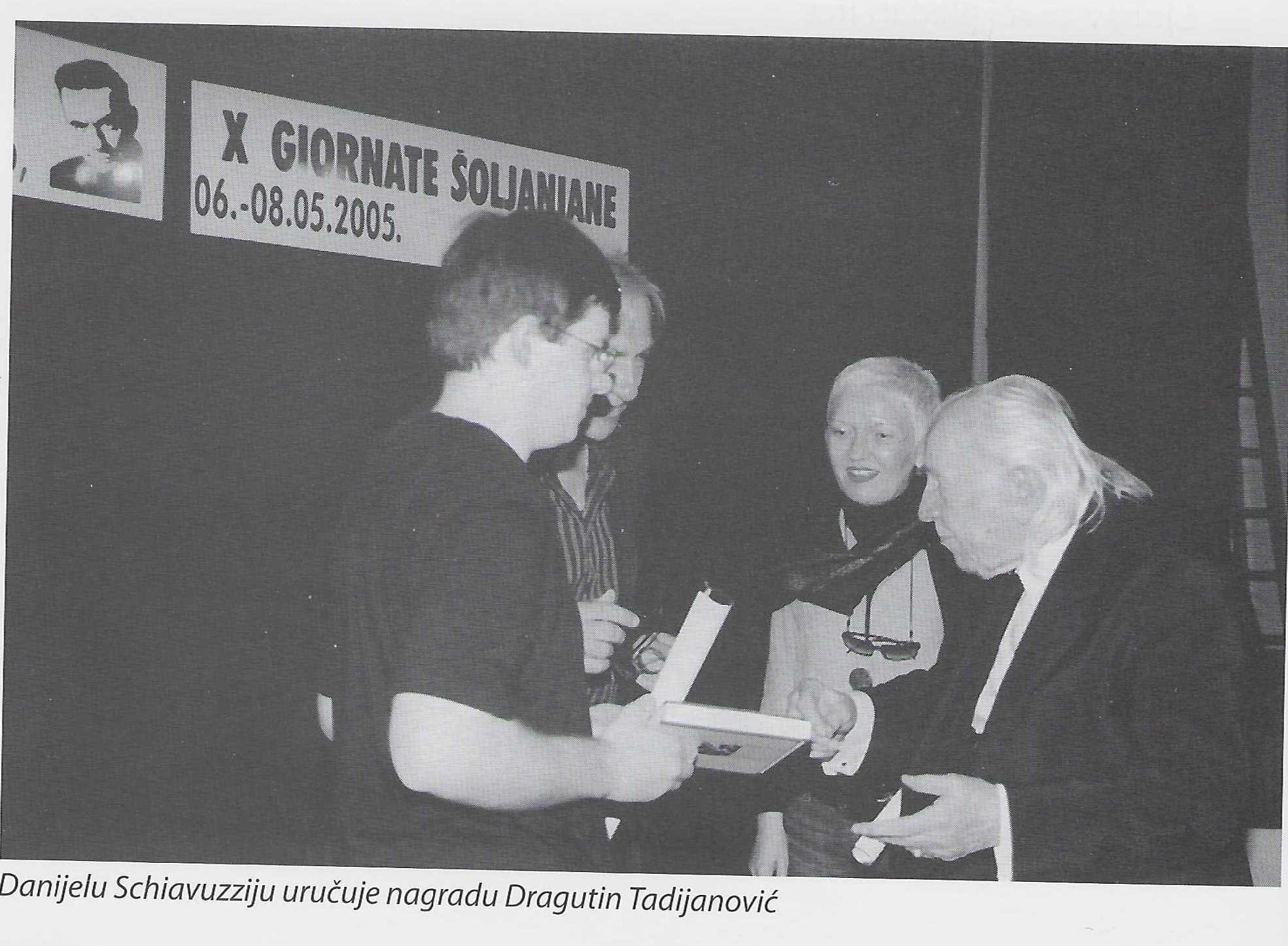Danijelu Schiavuzziju nagradu uručuje Dragutin Tadijanović